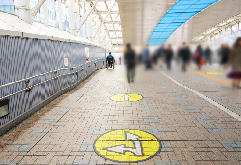 写真：駅から続く屋根のある通路をたくさんの人が歩く様子