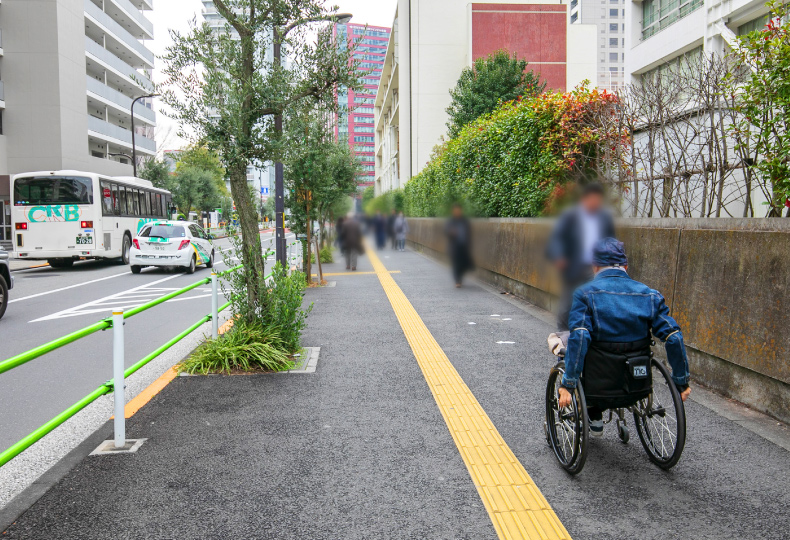 写真：車いす使用者が歩道を移動する様子