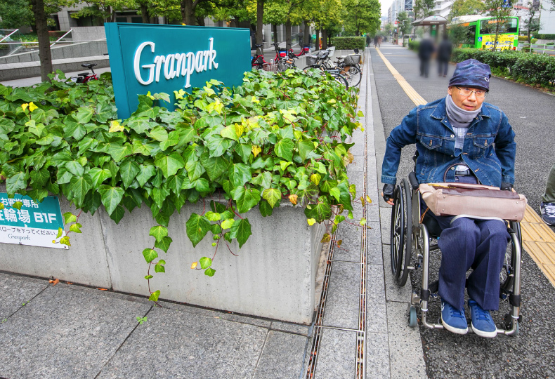 写真：車いす使用者がタワー入り口に到着した様子