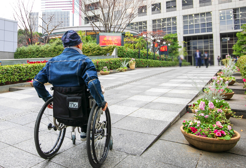 写真：車いす使用者がスロープを移動する様子