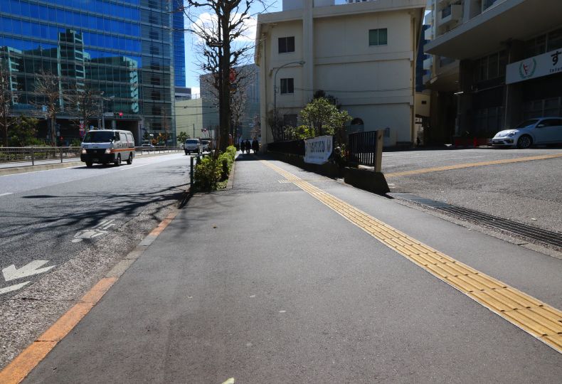 写真：歩道がまっすぐ続く様子