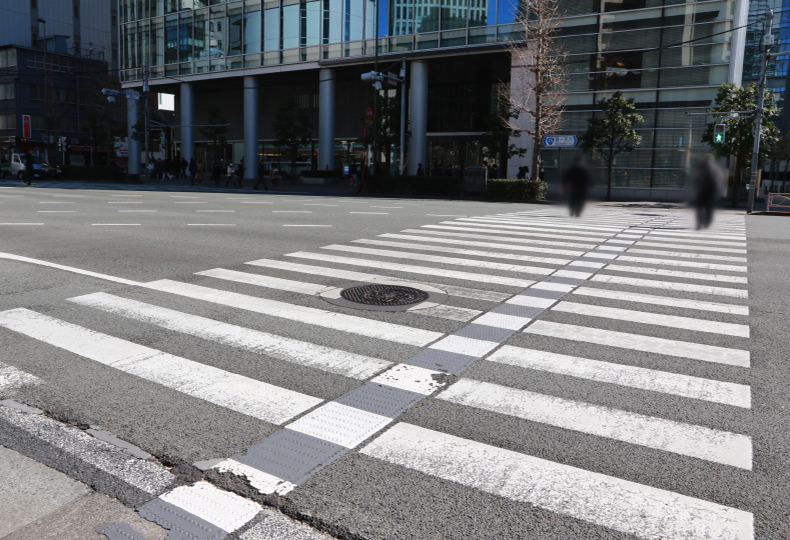 写真：横断歩道がまっすぐ続く様子