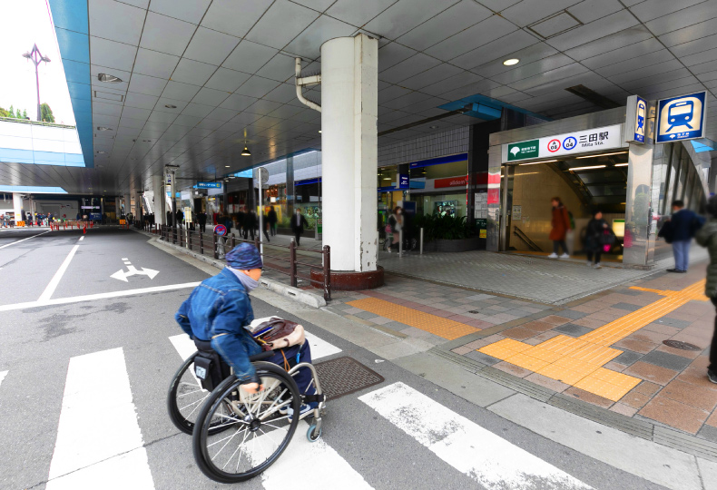 写真：車いす使用者が横断歩道を移動する様子