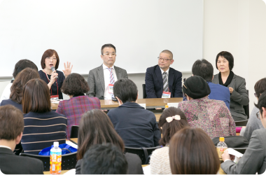 講演後、座古さんと他の講演者２名を加えて行われた意見交換会の写真