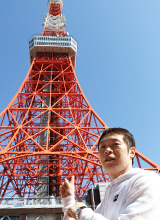 写真：東京タワーをバックに記念写真を撮る編集部員