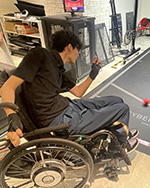 写真：「CYBER BOCCIA」を体験している編集部員が赤いボールを投げている