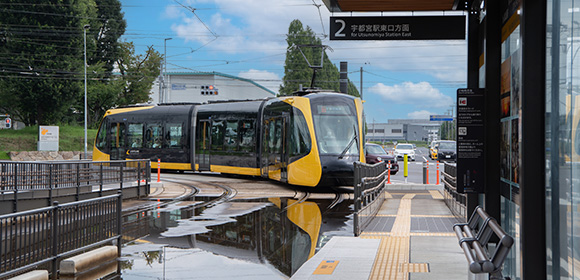 写真：LRTの車両が停留場に向かってくる様子